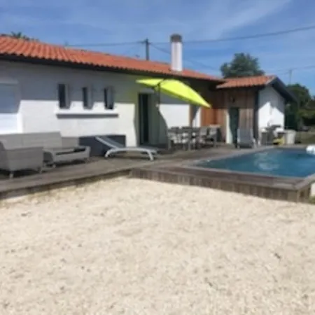 Maison Famille Avec Piscine, Wi-fi Et Parking A